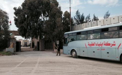 حافلة تقل مسافرين في معبر رفح