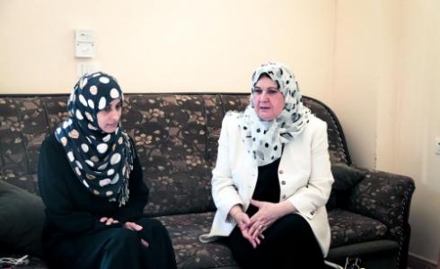 الوزيرة هيفاء الأغا مع الخريجة المضربة