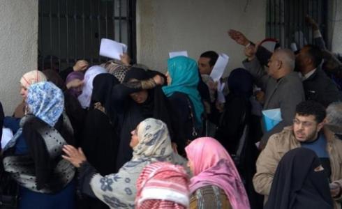 مواطنين يسجلون للسفر في غزة