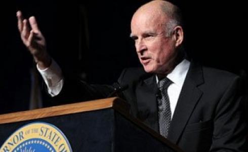 جيرى براون حاكم ولاية كاليفورنيا الأمريكية