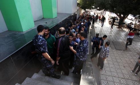 صرف رواتب موظفي غزة - ارشيف