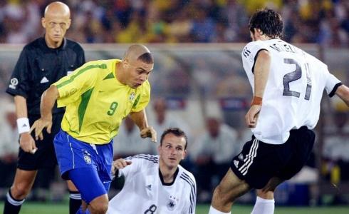 صورة للحكم الإيطالي المعتزل بييرلويجي كولينا أثناء تحكيمه لنهائي كأس العالم 2002 بين منتخبي ألمانيا والبرازيل