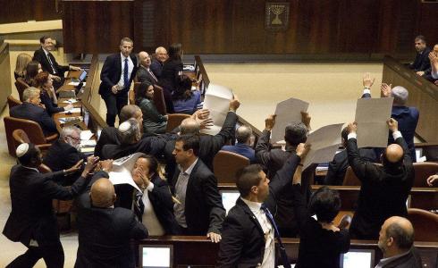 الاعتداء على النواب العرب اثناء كلمة بنس بالكنيست