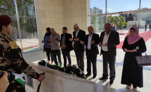 قيادة الجبهة العربية الفلسطينية تضع اكليل من الورود على ضريح القائد الرمز ياسر عرفات