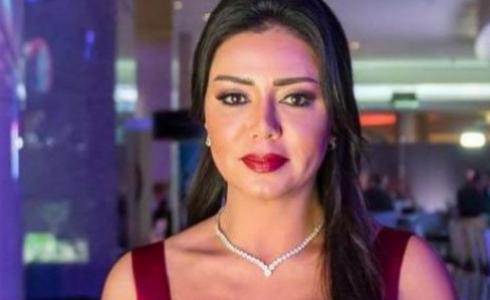 شاهد: فستان الفنانة رانيا يوسف يثير جدلا واسعا بمهرجان الجونة