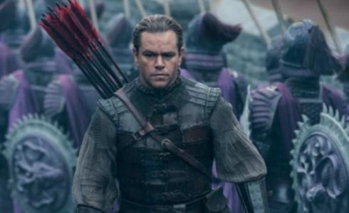 الجمهور الصيني انقسم بين مرحب بمشاركة مات ديمون في الفيلم والسخرية من كونه ممثل أبيض يقدم فيلم تاريخي صيني