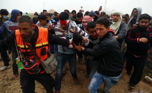 نقل احدى الاصابات في مليونية الأرض والعودة شرق غزة