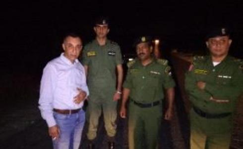 كوادر من الارتباط العسكري اثناء فتح مدخل القرية