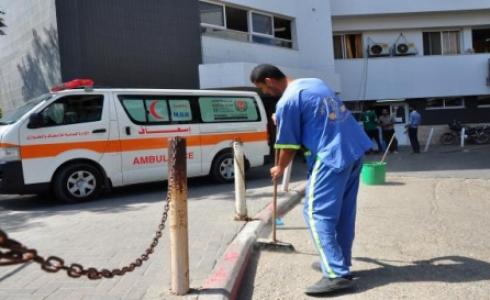 عامل نظافة في أحد المستشفيات