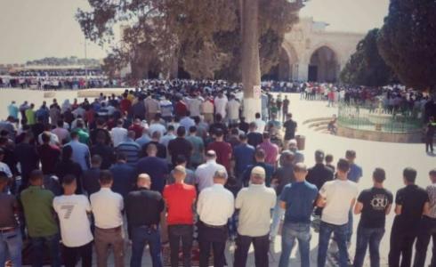 الآلاف يؤدون صلاة الجمعة في المسجد الأقصى