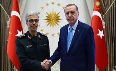 الرئيس التركي رجب طيب أردوغان (يمين) خلال استقباله رئيس هيئة الأركان الإيرانية الجنرال محمد باقري في أنقرة (الأناضول)