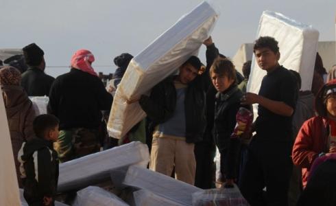 نازحون من حلب قرب إدلب 