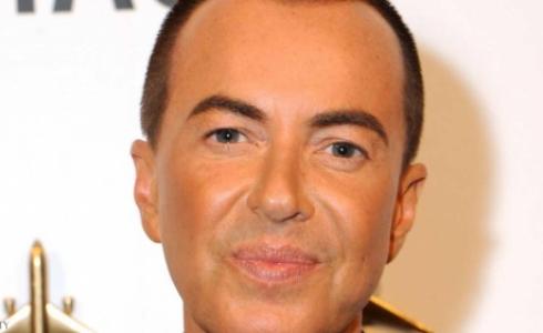 مصمم الأزياء البريطاني جوليان مكدونالد