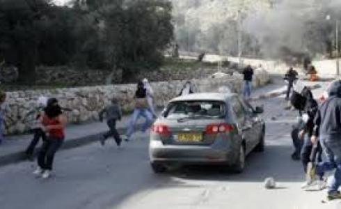 مستوطنون يرشقون سيارة بالحجارة - ارشيف