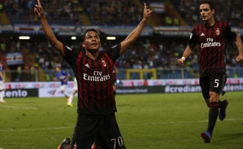 اللاعب كارلوس باكا يحتفل بهدف ميلان