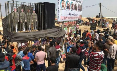 فعالية نظمت شرق غزة حيث علق المشاركون صورا للاسرائيليين المحتجزين في القطاع