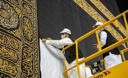 شاهد: إيذانًا ببدء موسم الحج .. رفع كسوة الكعبة المشرفة