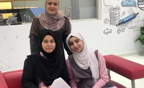 صورة للطالبات الفائزات عن مدارسهم في مسابقة دولة قطر 