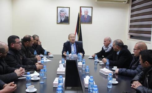 وزير الاقتصاد الوطني الفلسطيني مع مصدري التمور والأعشاب الطبية خالد العسيلي 