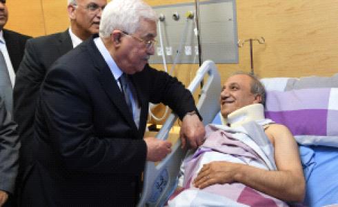 الرئيس أثناء زيارة اللواء ماجد فرج في المستشفى الاستشاري في رام الله.