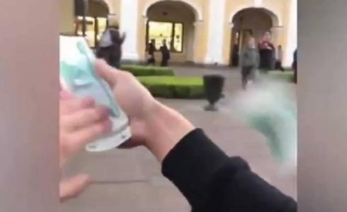 طفل روسي يلقي المال  من شباك سيارته