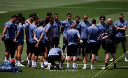 زيدان يتوسط لاعبي ريال مدريد