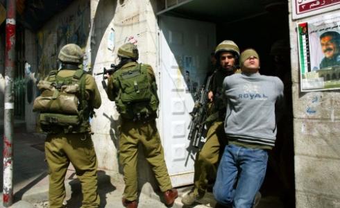 قوات الاحتلال تعتقل شاب فلسطيني - ارشيف