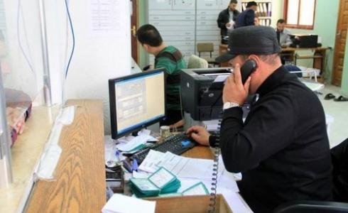 موظف ينجز المعاملات 