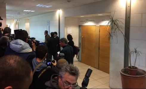 أمام قاعة المحكمة