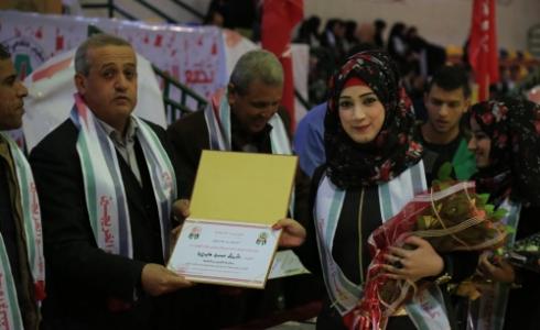 تكريم إحدى الخريجات