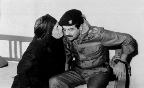 سيدة عراقية تقبل صدام حسين