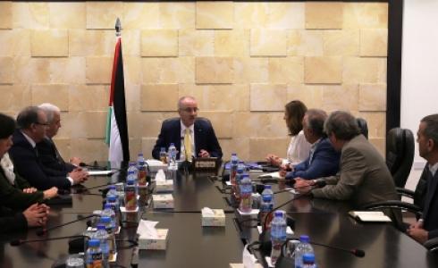 رئيس الوزراء مع بعض الوزراء 