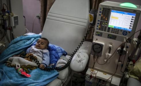 طفل مريض بالكلى في مستشفى الرنتيسي