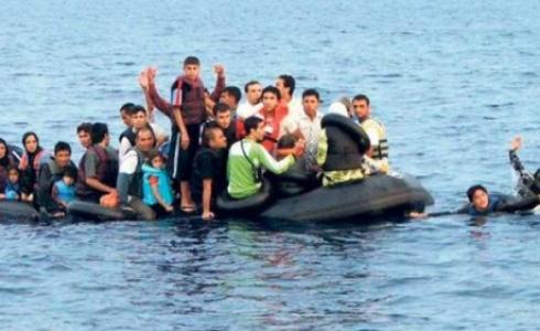 قارب مطاطي مكتظ بالمهاجرين
