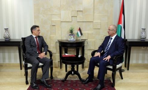 رامي الحمد الله و ممثل سويسرا لدى فلسطين بول جارنييه