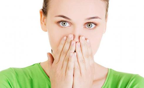 رائحة الفم لها عدة أسباب