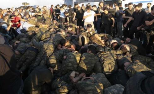 جنود أتراك بعد فشلهم في محاولة الانقلاب