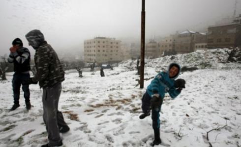 فلسطينيون يلعبون بالثلوج