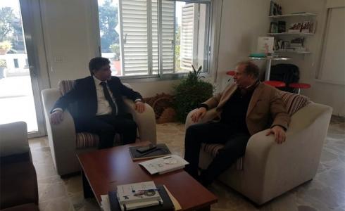 انور عبد الهادي ورئيس بعثة الصليب الاحمر  فيليب ألكسندر سبوري