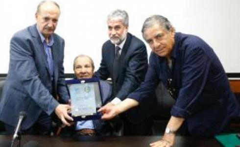  تسلم الإعلامي يحيى رباح الدرع 