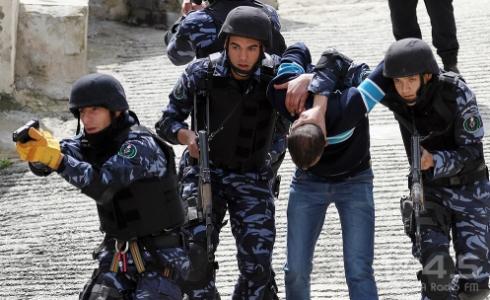 الشرطة الفلسطينية تلقي القبض على مطلوب - ارشيف