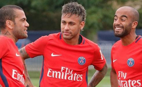 داني ألفيش على اليسار برفقة نيمار 