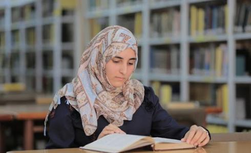 تهاني أبو صلاح أصغر طالبة دكتوراه لغة عربية في فلسطين