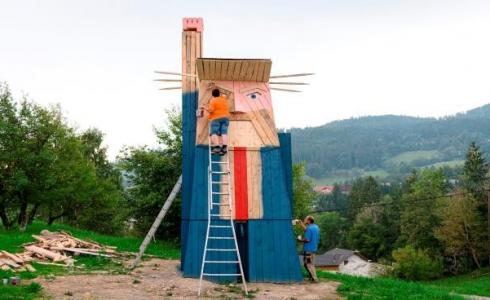 تمثال خشبي للرئيس الأمريكي دونالد ترامب