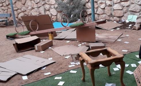 أعمال تخريب وتكسير في صفوف بساتين في عين ماهل