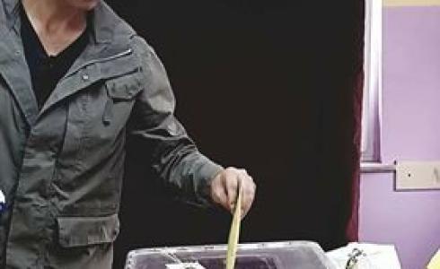 شاهد ممثلين تركيا أمام صناديق الاقتراع في الانتخابات