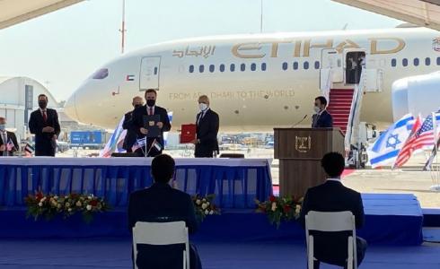 خلال توقيع اتفاقية في مجال الاستثمار بين الوفد الاماراتي والاسرائيلي