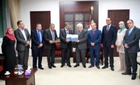 الرئيس عباس يستقبل وفد ديوان الرقابة المالية والادارية