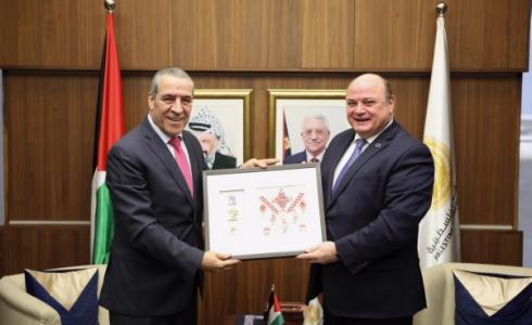  محافظ سلطة النقد يلتقي وزير هيئة الشؤون المدنية