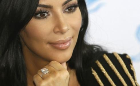 تعرضت نجمة برامج تلفزيون الواقع، كيم كارداشيان، لسطو مسلح في حي راقٍ صغير في العاصمة الفرنسية، باريس، نفذه مسلحان كانا يرتديان زي الشرطة، بحسب ما ذكره